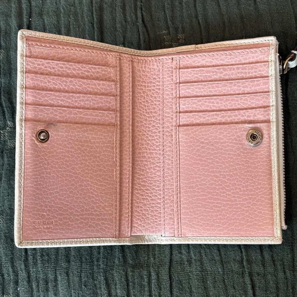Gucci Marmot White Pebbled Leather Zip Wallet with Gold Bow Accent EUC - Picture 3 of 9